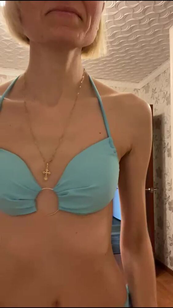 Бирюзовый купальник.