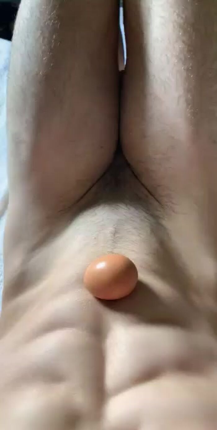 Разбил яйцо членом