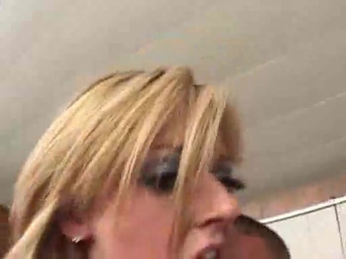 Одновременно в две дырки