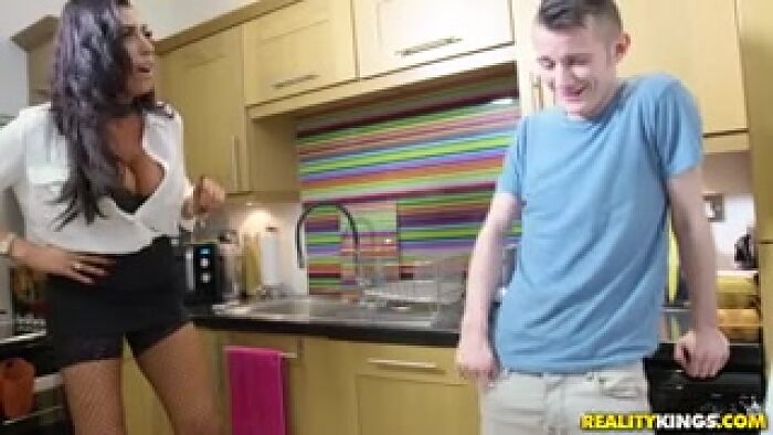 Две мамки наказали сынка за подглядывание