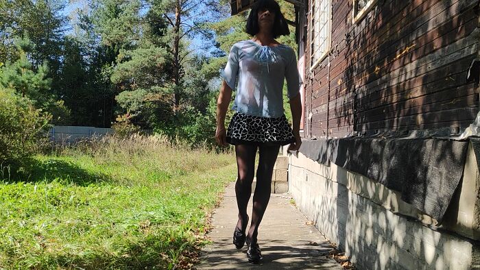 Маша на даче