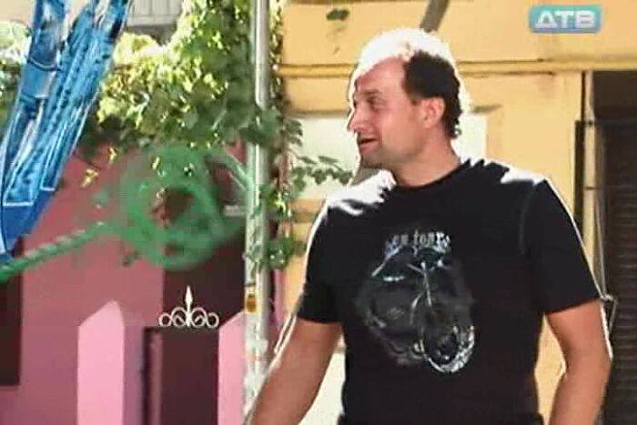 34. МУЖЧИНА, ПОМОГИТЕ ВЫБИТЬ КОВРИК