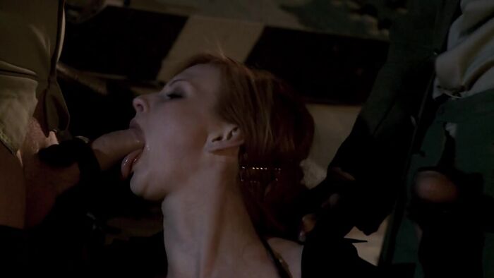 Солдаты выебали девку