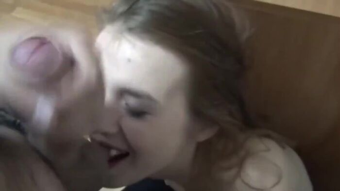 Классное отлизывание яичек с мощным окончанием на лицо