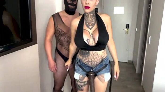 Мужика ебет в позе наездницы