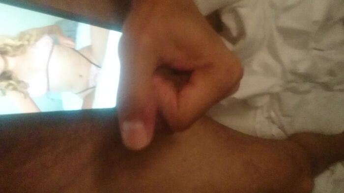 Спускает на фото