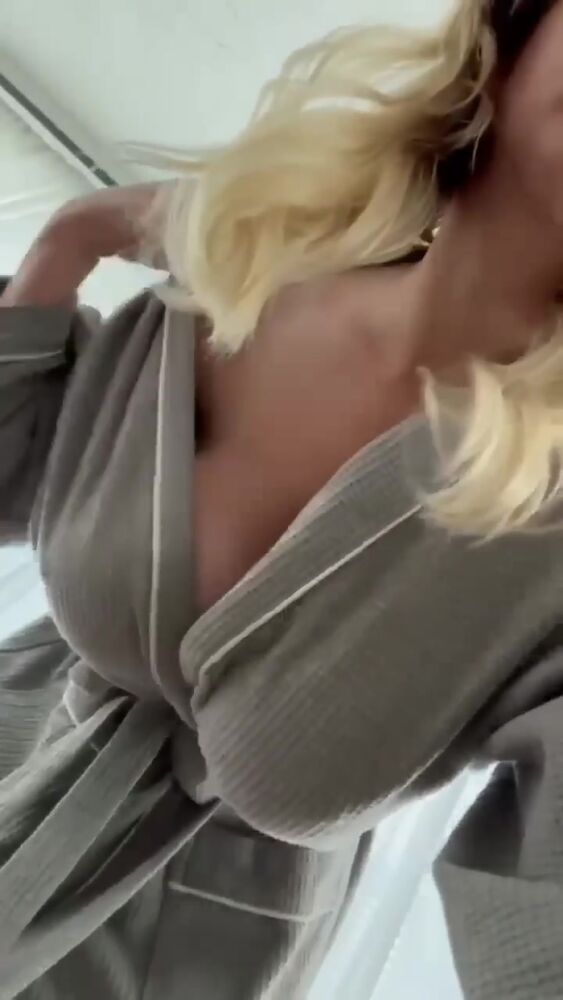 Сучка с дойками