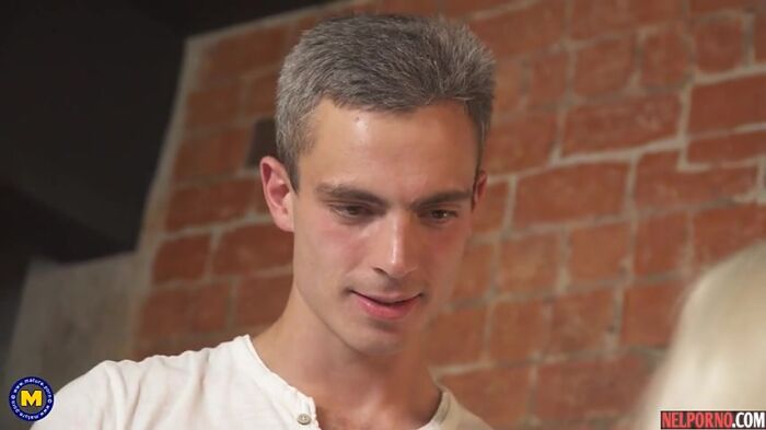 Властная Госпожа выебала молодого