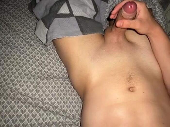 Дрочу свой гладкий и мокрый член