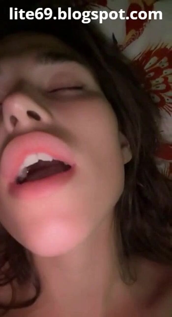 ein junges Mädchen kommt vor dem Schlafengehen