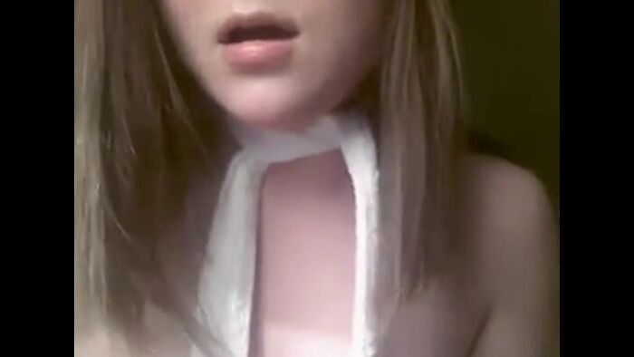 Маленькая развратница душит себя шарфиком