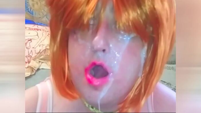 Тупая Шалава Заглатывает Член и Показывает Личико..