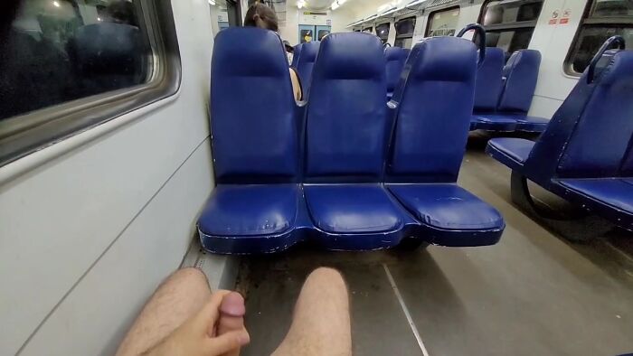 Дрочу в электричке