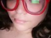 junges Mädchen mit Brille wichst Muschi