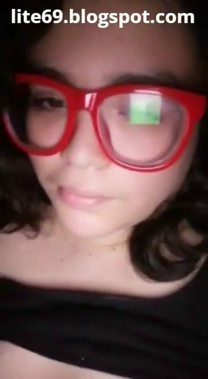 junges Mädchen mit Brille wichst Muschi