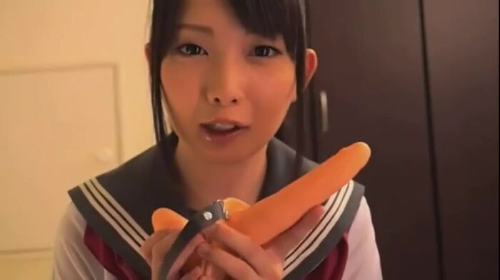 Японцы со страпоном развлекаются .