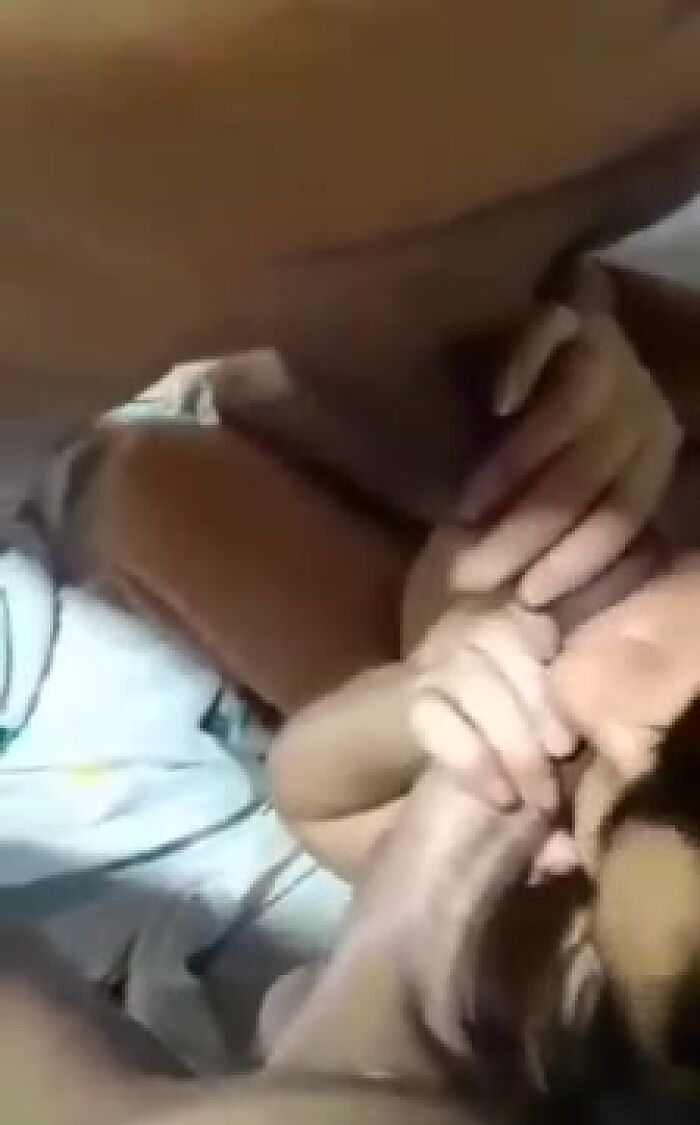 сосет двоим