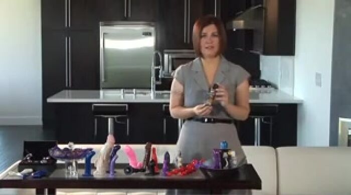 Обучающие видео страпоному сексу