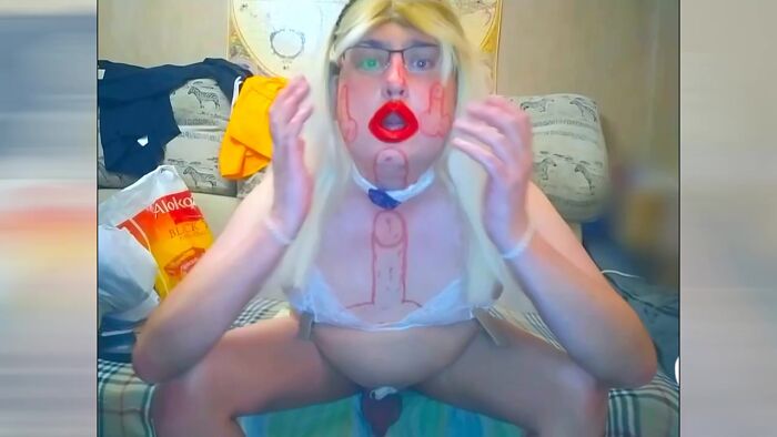 Безумная Сучка Задорно Дрочит Свою Письку и Кончает..