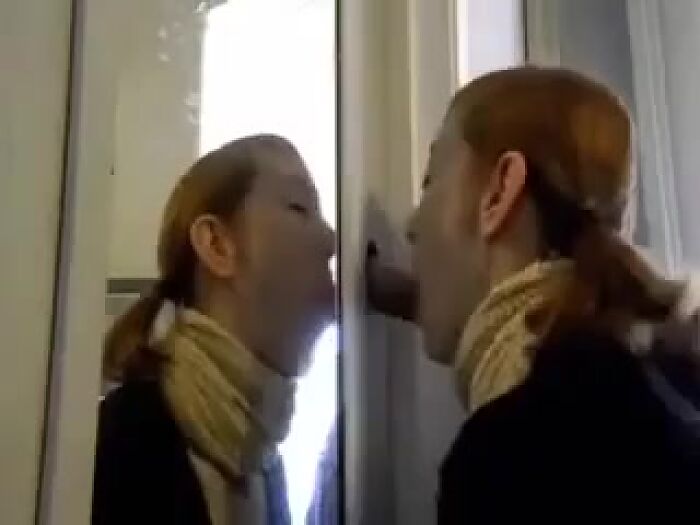 Сосёт через дырку