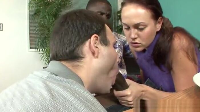 Куколд отдал жену черному члену и сам сосал черному хуй