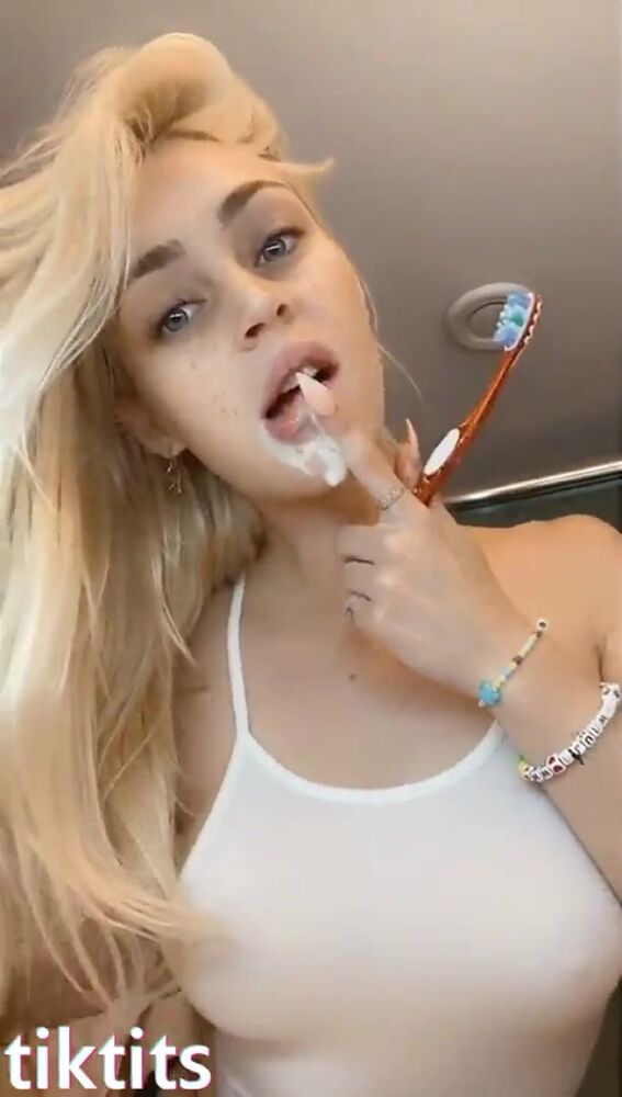 Утренняя чистка зубов