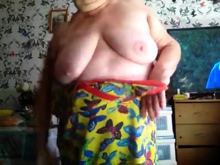 Старуха демонстрирует свои прелести