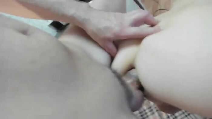 Меня знакомый ебьёт в жопу