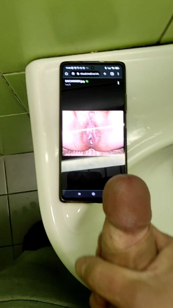 На меня выдрачивает мой поклонник