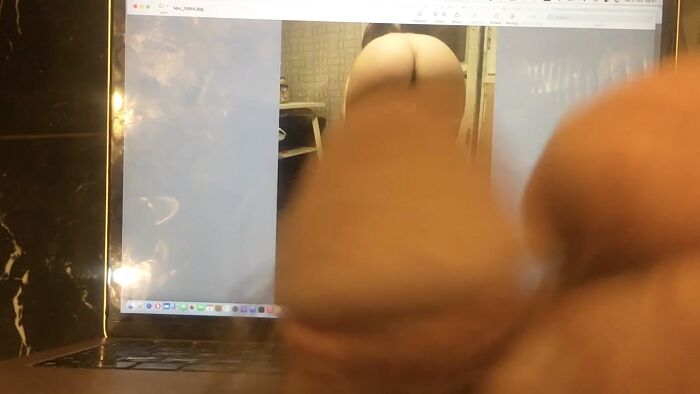 Дрочу на попку раком