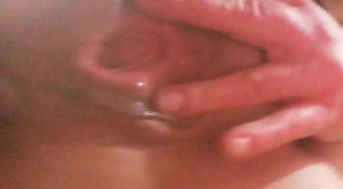 Жена дрочит.