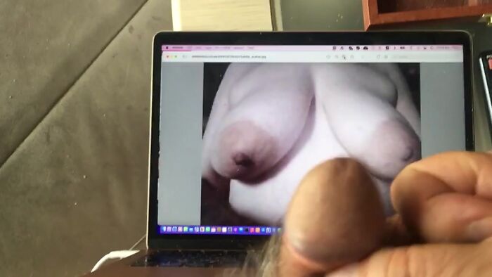 Бесстыдно дрочу хуй на бесстыдные сиськи