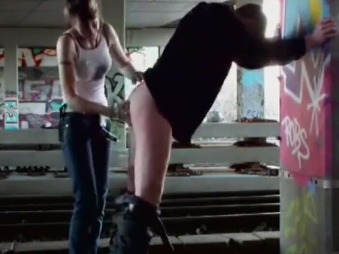 Петуха страпоном