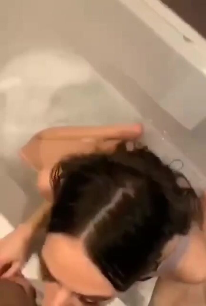 Делает минет))