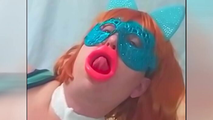 Бестыжая Губастая Сука Заглатывает Хуй..