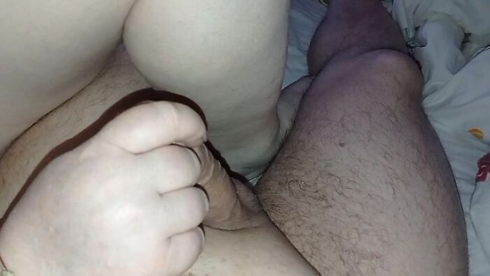 Любит дрочить член..