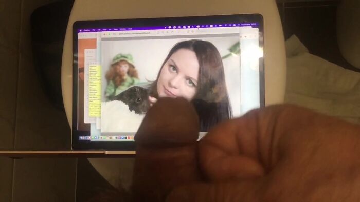 на хорошенькую перед глазками