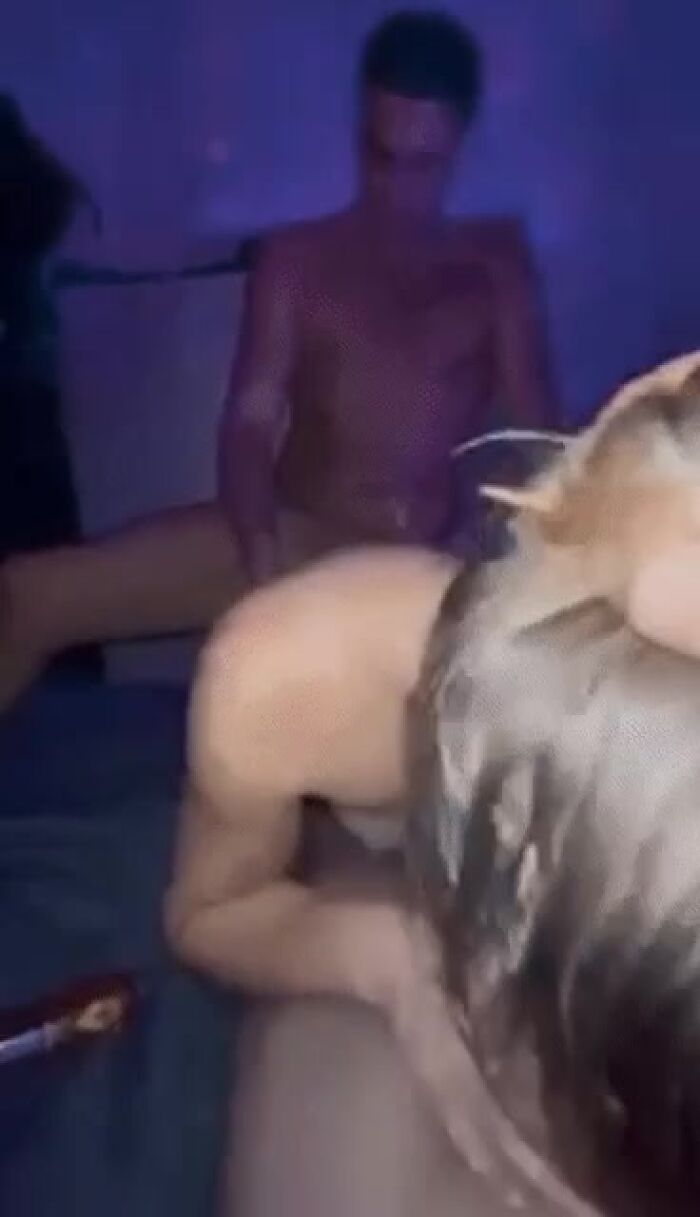 Принимает двоих