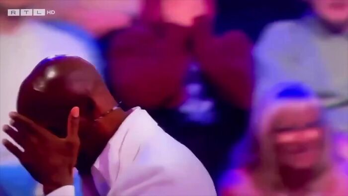 Грає на флейті вагіною у «шоу талантів»  !