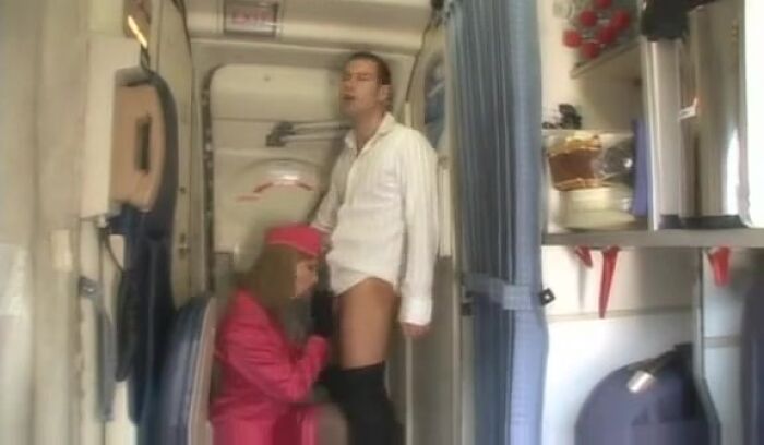 Стюардесса дает в попку