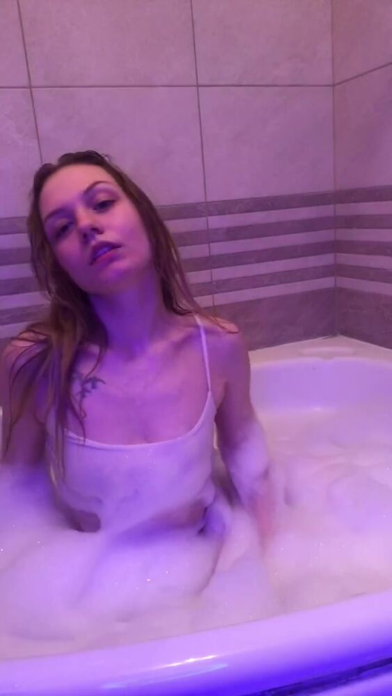 Заодно постирала