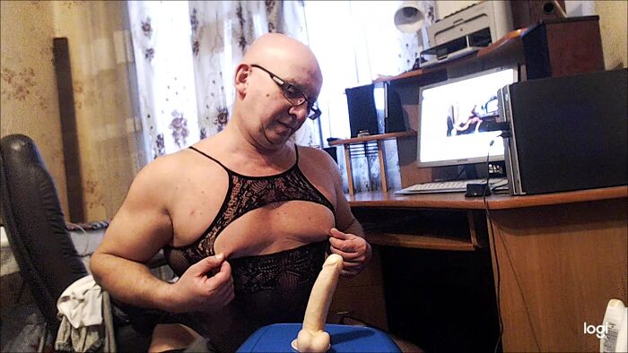 сосу и сверху на дилдо