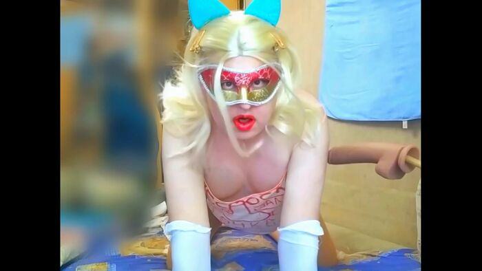 Дикая Давалка Неистово Сосёт и Заглатывает Член..