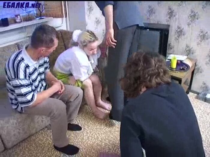 Анечку потрахали в три члена одновременно, кончили стыдл