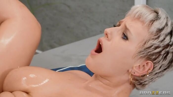 Милфочка отняла парня у девушки)