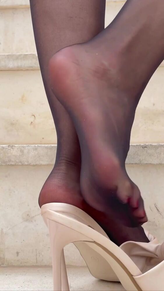 Женские ножки в капроне....магия