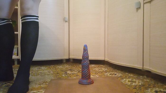 Школьница играет