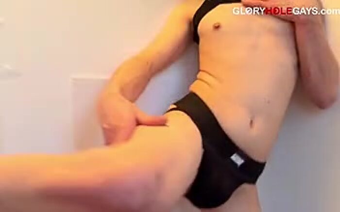 Насаживает попку