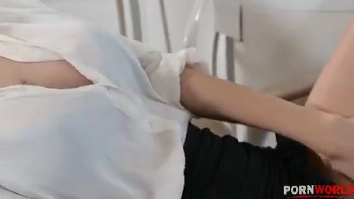 Жена у гинеколога, муж ждёт в коридоре)