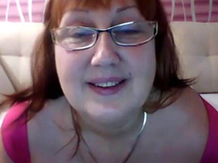 Голодная Танюшка показывает себя на камеру